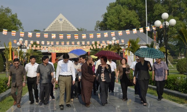 PCT nước Nguyễn Thị Doan thắp hương tại Nghĩa trang A1 Điện Biên phủ