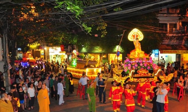 Hà Nội: Đêm hội rước đức Phật Đản sinh 