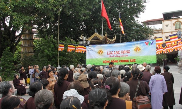 Hà Nội: Đạo tràng phật tử chùa Liên Phái ủng hộ chương trình “Lục Lạc Vàng”