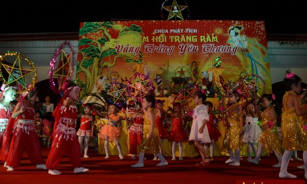 Bắc Ninh: Hơn 1000 các em nhỏ tham dự chương trình “Vầng Trăng yêu thương” tại chùa Phật Tích