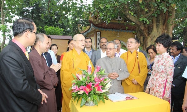 Tổng thống Ấn Độ Pranab Mukherjee  thăm và dâng hương tại chùa Trấn Quốc