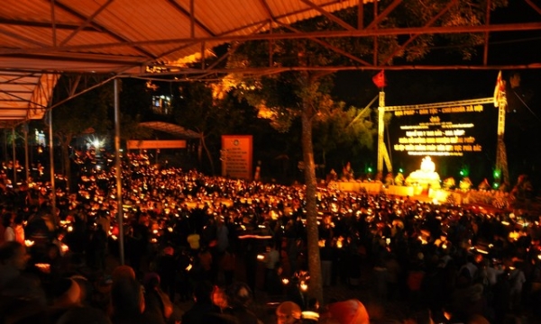 Thái Nguyên rực sáng đêm hội hoa đăng, hàng ngàn phật tử đăng ký Quy y