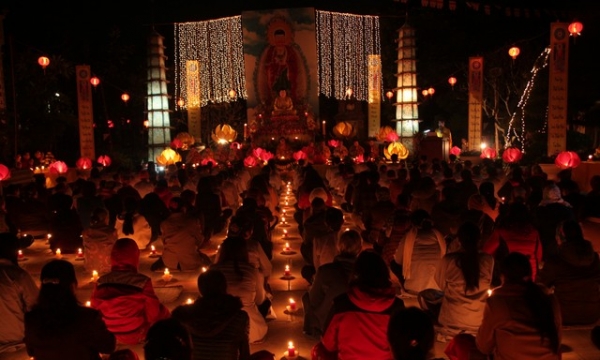 Hưng Yên: Đêm hoa đăng kính mừng Khánh đản đức Phật A Di Đà tại chùa Thái Lạc