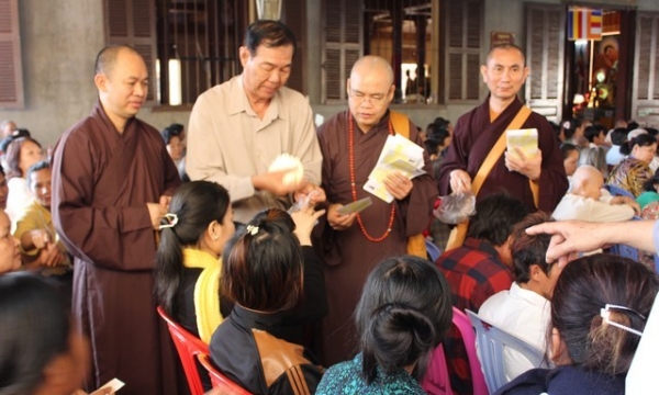 Đoàn GHPGVN trao quà từ thiện tại Campuchia