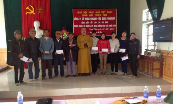 Nam Định: Hòa thượng Thích Thanh Nhiễu trao quà từ thiện