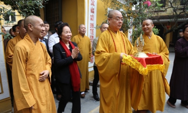 Phó Chủ tịch nước cung tiến Xá lợi Phật về chùa Bái Đính