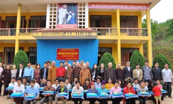 Điện Biên: Ban Hoằng pháp T.Ư trao quà từ thiện; An vị tượng Phật chùa Linh Sơn