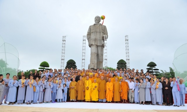 Nghệ An diễu hành xe hoa kính mừng Phật đản