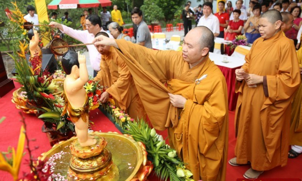 Bắc Ninh: Chùa Phật Tích tổ chức nghi thức tắm Phật