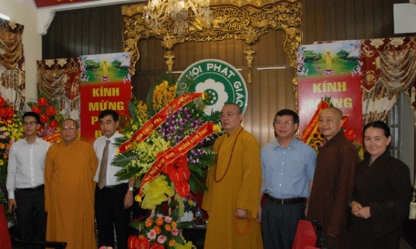 Hà Nội: Tin lễ tân đón tiếp chúc mừng Phật đản tại chùa Quán Sứ