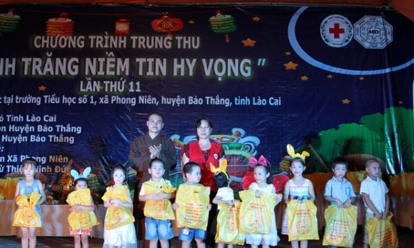 Lào Cai: Từ thiện Minh Đức trao quà cho thiếu nhi vùng cao
