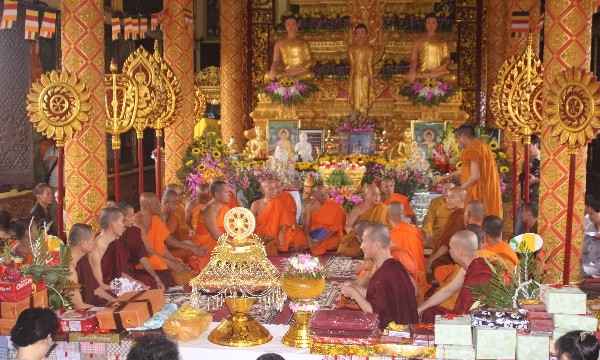 Lễ dâng Y Kathina tại chùa Khmer ở Đồng Mô, Hà Nội