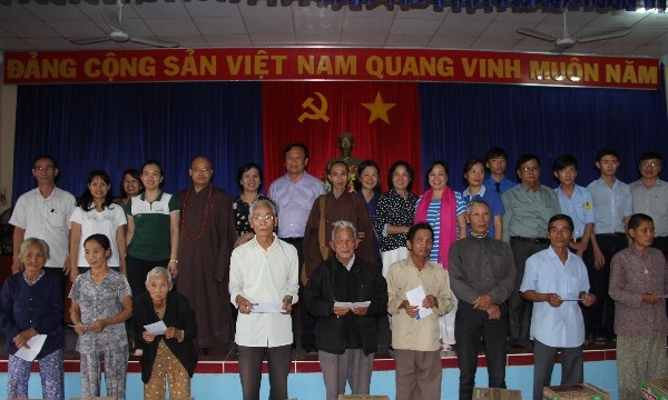 Phú Yên: PG TP.HCM tặng quà người dân vùng lũ