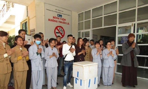 Thái Bình: Chùa Từ Xuyên phát cơm từ thiện cho các bệnh nhân