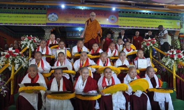 Ấn Độ: Đức Đạt Lai Lạt Ma trao bằng tiến sĩ Triết học PG cho chư Ni