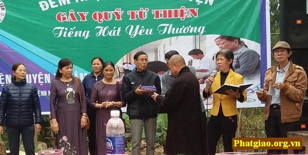 Nghệ An, Tp.HCM: Trao quà bệnh nhân phong; tặng quà bệnh viện Nhi Đồng 2 