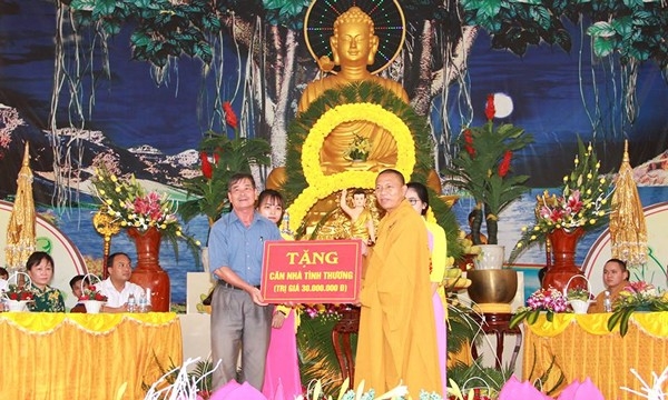 Nghệ An: Nhiều chùa tổ chức Phật Đản và trao quà từ thiện
