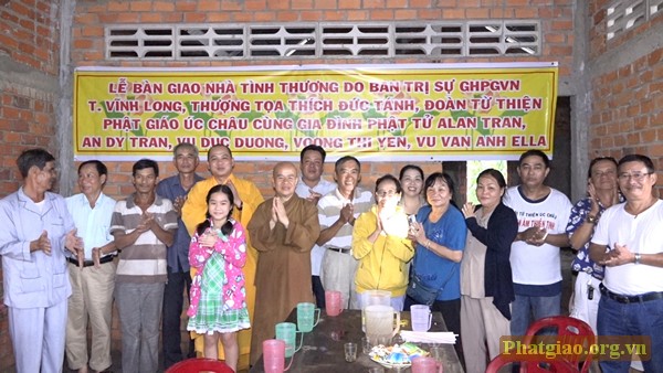 Vĩnh Long: Quan Âm Thiền Tịnh trao tặng nhà tình thương cho người nghèo 
