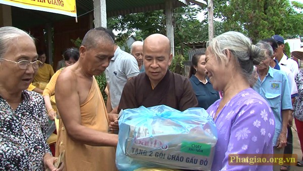 An Giang: Quan âm Thiền Tịnh trao tặng quà cho người nghèo