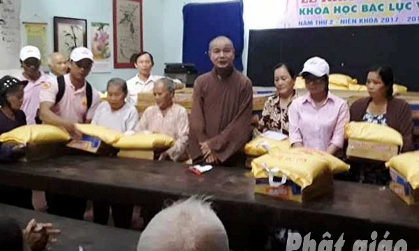 Quảng Nam: Chùa Lầu tặng quà cho người dân bị bão lụt
