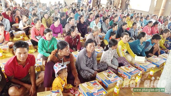 Khánh Hòa: Tặng quà từ thiện, trao 1.600 suất quà cho vùng bão