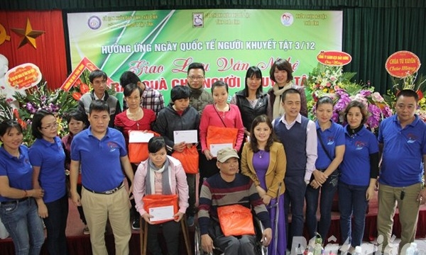 Thái Bình: Các đơn vị từ thiện tặng quà cho người khuyết tật	