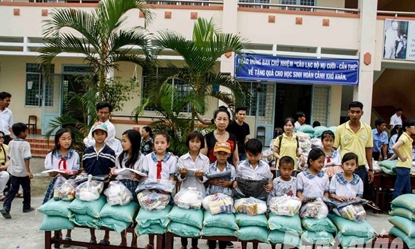 Kiên Giang: Trao tặng quà cho học sinh và hộ nghèo