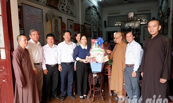 Tp.HCM: Công an Tp, Quận ủy Tân Bình chúc Tết tại chùa Phổ Quang