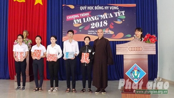 Khánh Hòa: Tặng 200 suất quà cho học sinh nghèo vượt khó