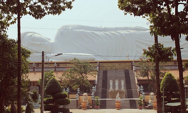 Bình yên ở ngôi chùa có tượng Phật nằm trên mái dài nhất châu Á