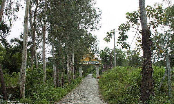 Cảnh chùa Tà Pạ, huyện Tri Tôn, tỉnh An Giang