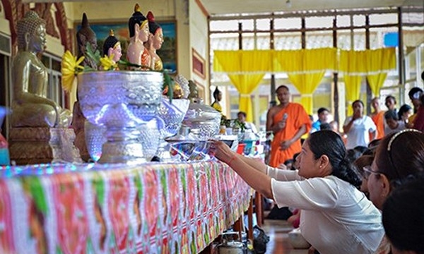 Độc đáo lễ tắm tượng Phật trong Tết Chol Chnam Thmay