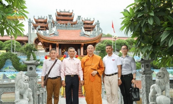 Phó Tư lệnh Cảnh sát Hoàng gia Thái Lan thăm chùa Ba Vàng