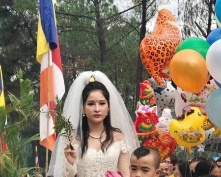 Phật Bà Quan Âm mặc 'áo cưới'