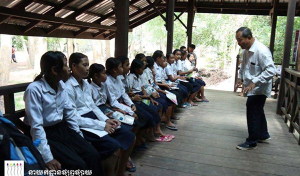 Học sinh Campuchia được giáo dục về việc bảo vệ di sản cổ đại