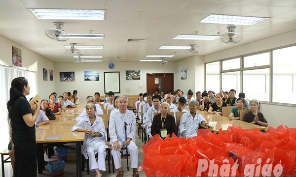 Hà Nội: TNPT chùa Hòa Phúc trao tặng 370 suất quà nhân mùa Vu Lan 