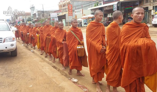 Campuchia: Tăng sĩ Phật giáo cầu nguyện cho an toàn giao thông