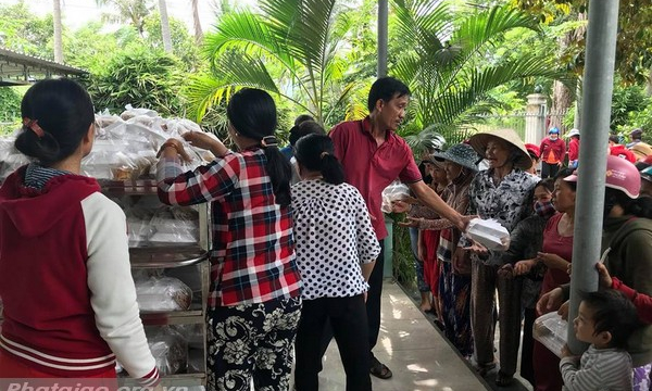 Khánh Hòa: Chùa Sắc Tứ Minh Thiện phát tặng 600 hộp cơm chay