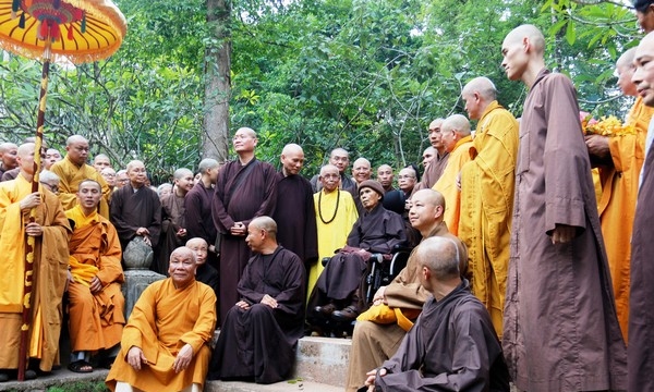 Thiền sư Thích Nhất Hạnh về đến Tổ đình Từ Hiếu