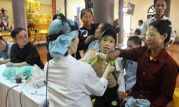 Hà Nội: Khám, cấp phát thuốc miễn phí tại chùa Hòa Phúc