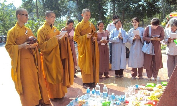 Tp.HCM: Phật tử thiền thất Bảo Quang viếng nghĩa trang liệt sĩ Củ Chi