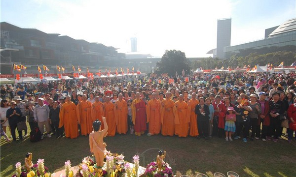 Australia: Hàng trăm bà mẹ, trẻ em được chúc phúc nhân mùa Phật đản