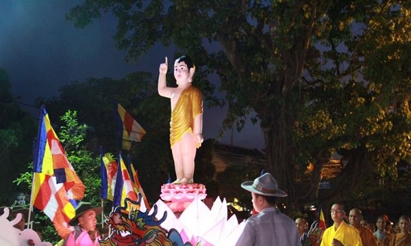 Quảng Nam: Phố cổ trang nghiêm cung rước Phật Đản sinh