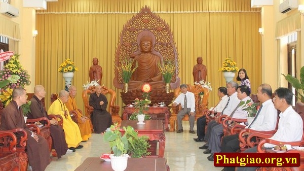 Bình Dương: Lãnh đạo tỉnh đến thăm, chúc mừng Phật đản 2560