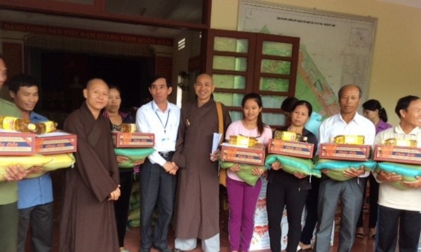 Hà Tĩnh: Giáo hội trao tặng 700 suất quà cho cho bà con ngư dân