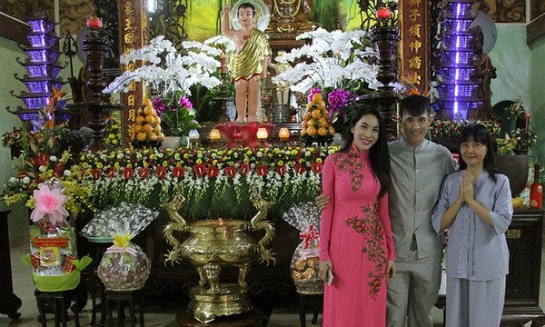 Thủy Tiên cùng mẹ và Công Vinh đi chùa mừng lễ Phật đản