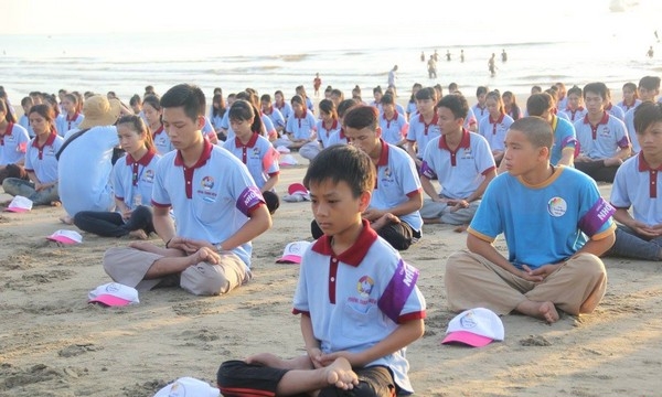 Giới trẻ hào hứng với chương trình thiền biển ở Nghệ An