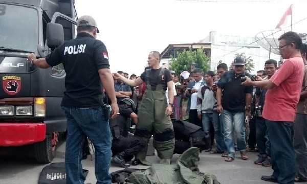 Indonesia: Cảnh sát vô hiệu hóa một quả bom đặt trước cửa chùa
