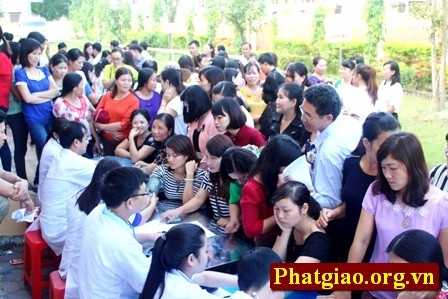 Nghệ An: Ngày hội hiến máu tình nguyện và trao nhiều phần quà gia đình khó khăn
