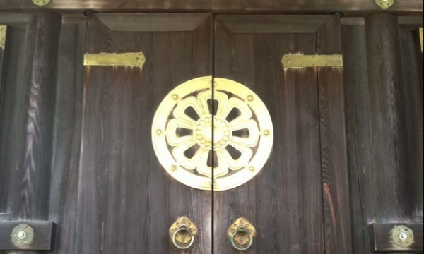 Những cửa chùa đóng chặt